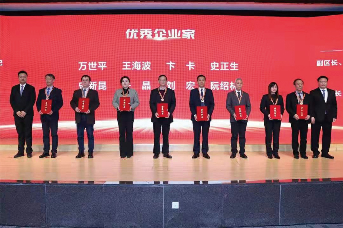 圖為公司董事長史新昆(左三)領取“優(yōu)秀企業(yè)家”獎_副本.jpg